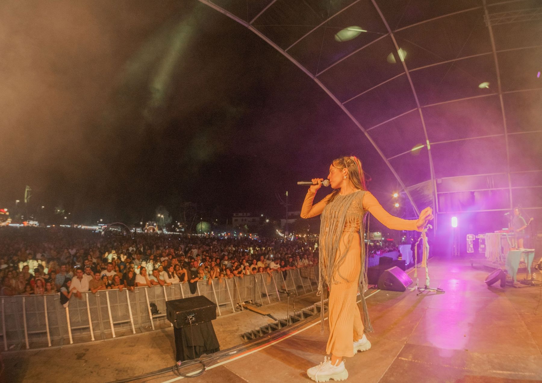 Meta_ em palco perante uma multidão em Bragança