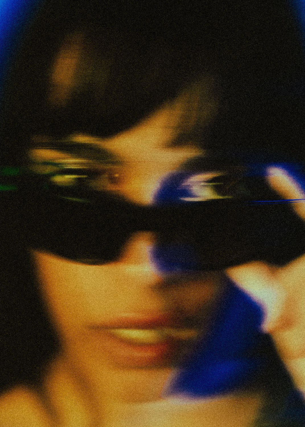 Retrato desfocado de Meta_ com óculos escuros